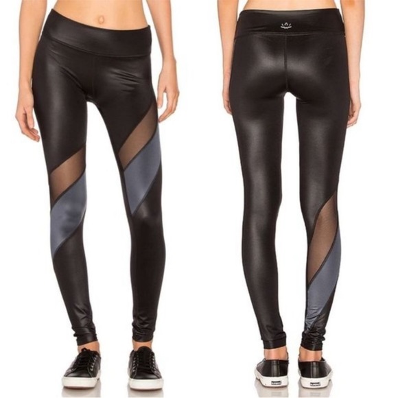 Beyond Yoga Black glossy leggings 🔥 Small - Picture 1 of 5